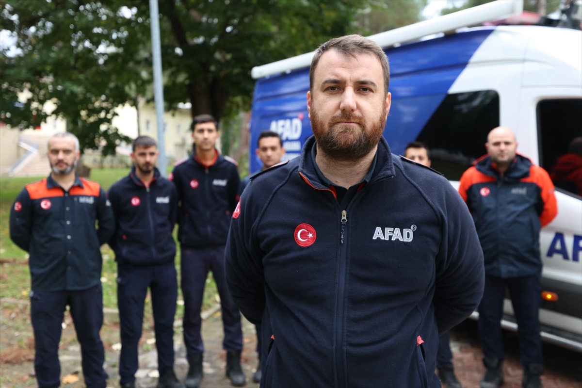 Selde mahsur kalan bebeğin kurtarılma anları yürekleri ısıttı 2 Selde mahsur kalan bebeğin kurtarılma anları yürekleri ısıttı