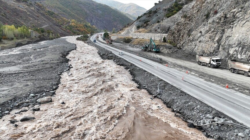 Erzincan-Erzurum kara yolundaki heyelan ve ekiplerin çalışması dronla görüntülendi haber görseli