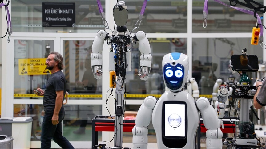 Konya’da geliştirilen yerli insansı robot AKINCI-5, 19 eklemli yapısı ve yapay zeka donanımıyla seri üretim aşamasına geldi. Satış hedefi 2027 sonu.