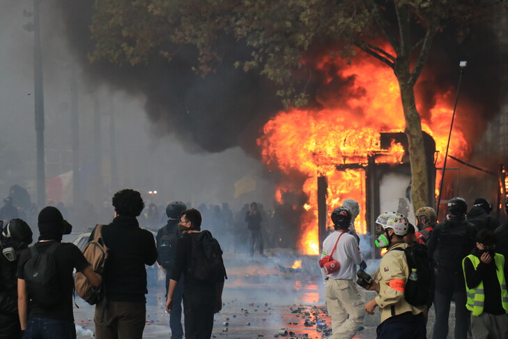Franca raporton mbi 1 800 arrestime pas protestave të Jelekëve të Verdhë të shoqëruara me dhunë