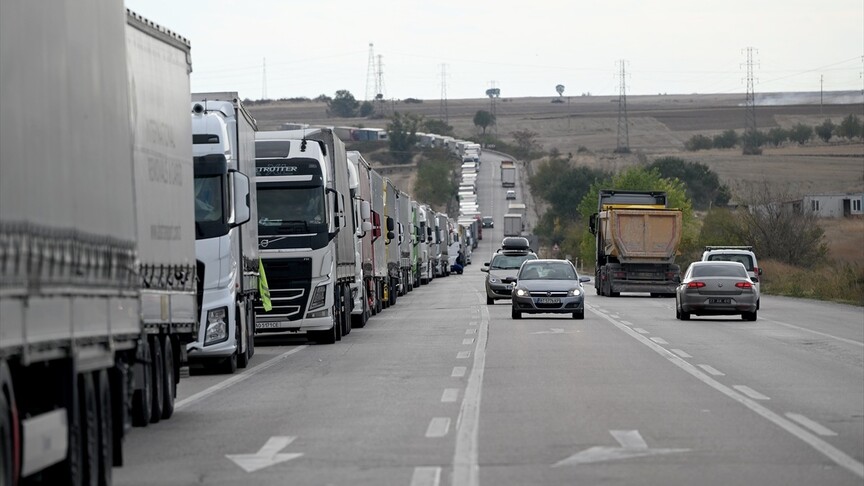 Hamzabeyli Sınır Kapısı'nda 27 kilometrelik tır kuyruğu oluştu haber görseli