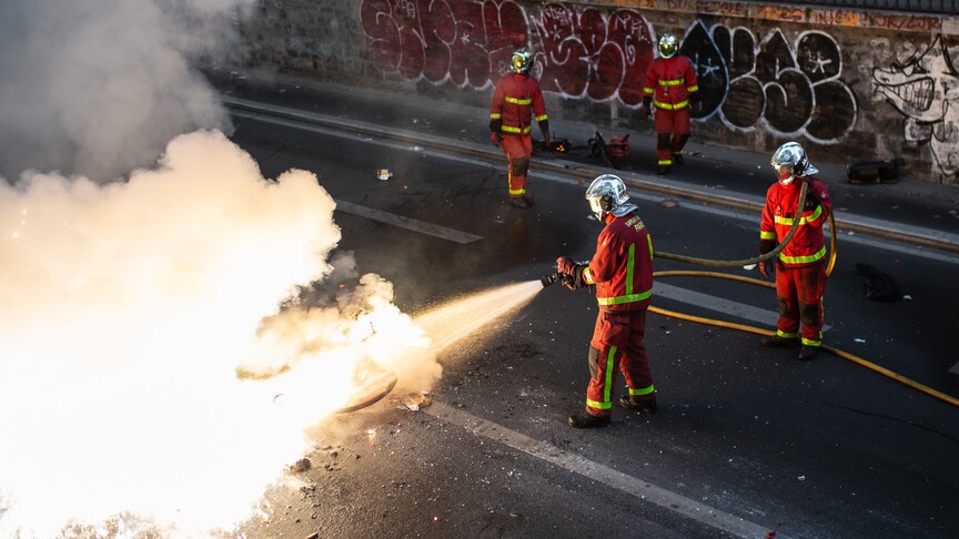 Paris sokaklarında artan yaşam maliyeti ve akaryakıt zamları protesto edildi