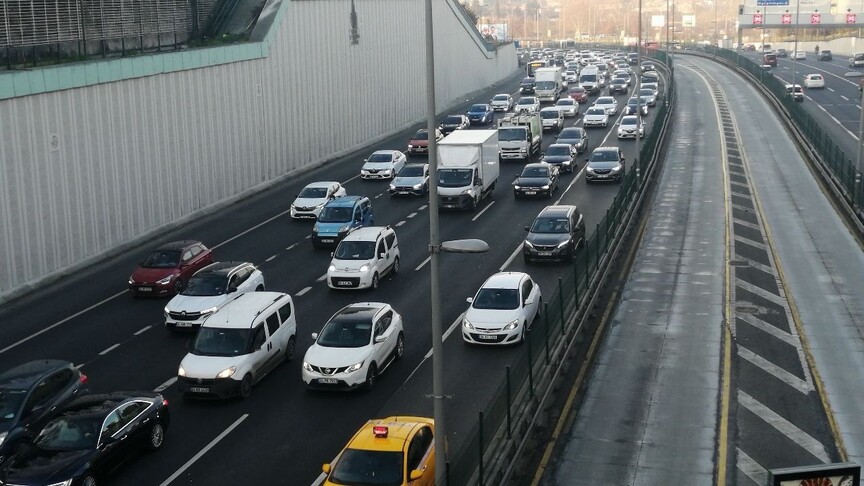 Büyükçekmece'de D-100 kara yolunun bir bölümü 22.00-06.00 saatlerinde trafiğe kapatılacak haber görseli