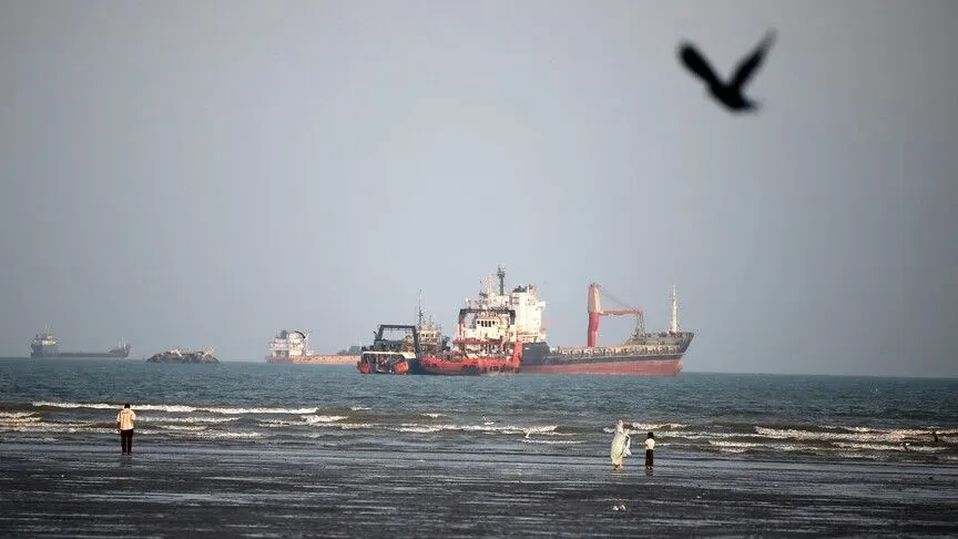 Irani  Një supertanker që transportonte mbi 2 milionë fuçi naftë goditi një minë pranë Hormuzit