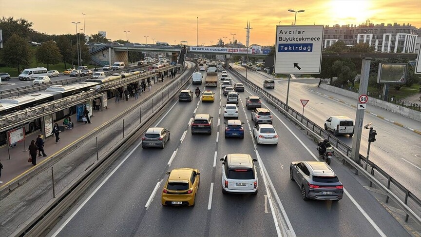 İstanbul'da akşam saatlerinde trafik yoğunluğu yüzde 83'e çıktı haber görseli