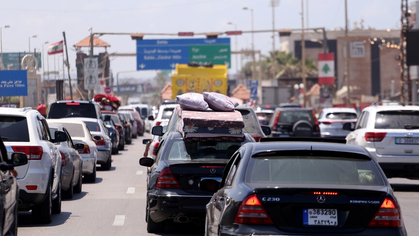 İsrail Savunma Bakanı, Lübnan'ın işgal altındaki güneyinden 200 bin sivili sürgün ettiklerini açıkladı haber görseli