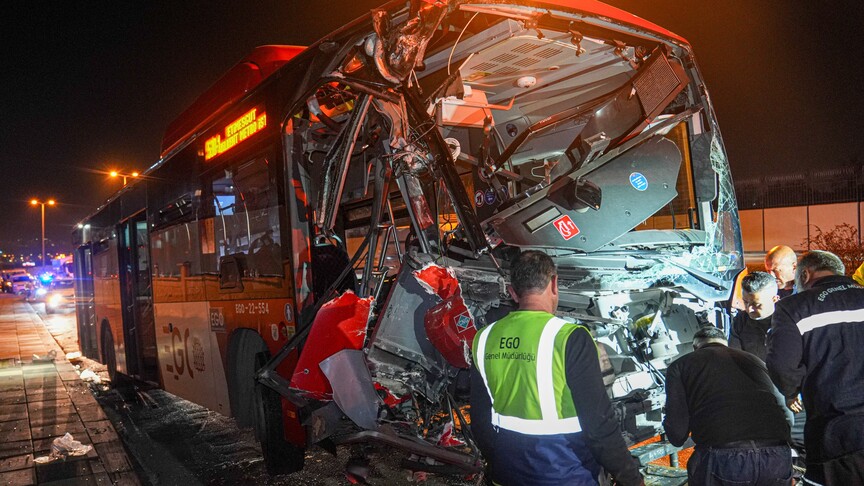 Ankara'da belediye otobüsünün yaya üst geçidinin ayağına çarpması sonucu 24 kişi yaralandı