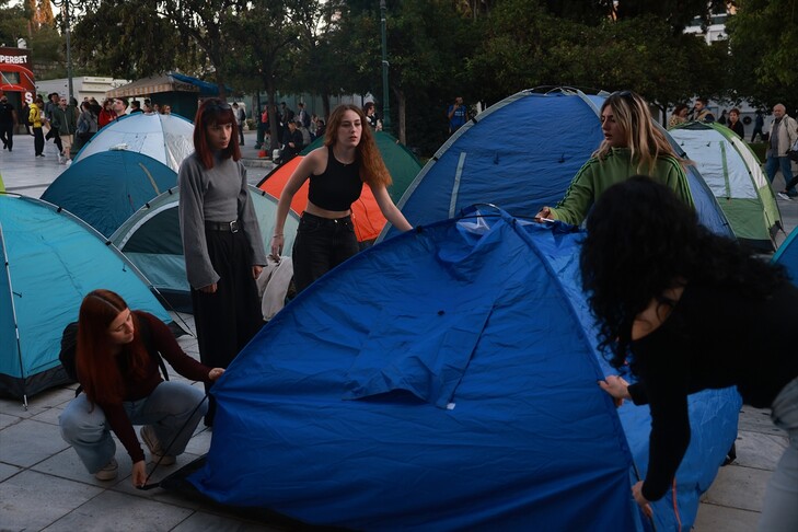 Greqi  studentët vendosin tenda pranë parlamentit për të protestuar kundër krizës së banimit