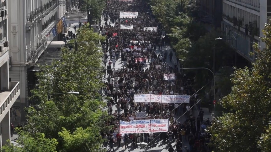 Yunanistan'da öğretmenler ve öğrencilerden eğitime daha fazla bütçe talebiyle eylem
