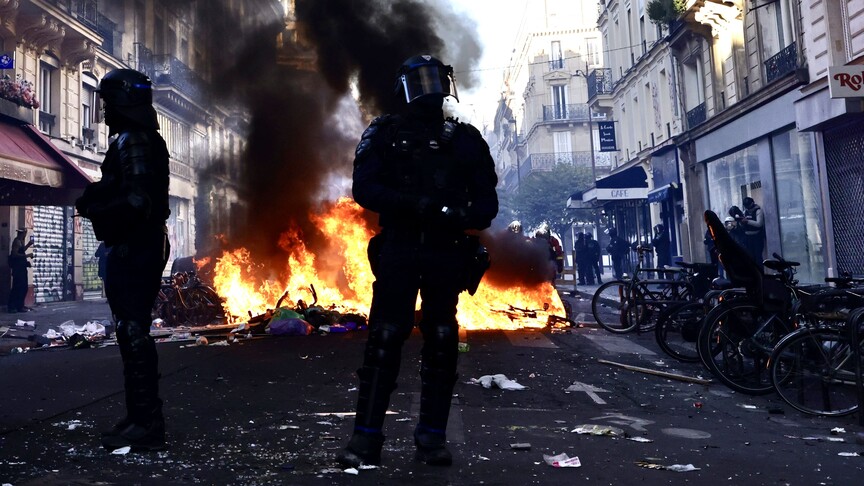 Paris sokaklarında artan yaşam maliyeti ve akaryakıt zamları protesto edildi