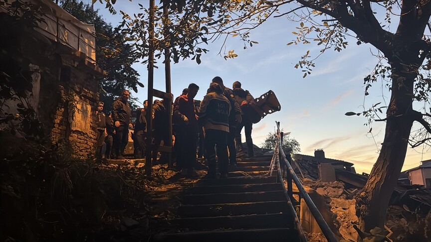 Zonguldak'ta çöken binada 1 kişi kurtarıldı, 1 kişi için arama çalışması başlatıldı