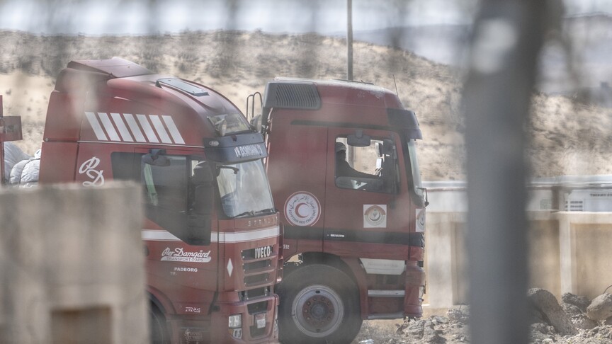İsrailli milletvekili ve Meclis adayları Gazze Şeridi'ne yardım taşıyan tırların önünü kesti haber görseli
