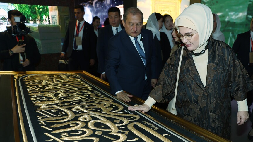 Turkish first lady visits Imam Bukhari Mausoleum in Uzbekistan