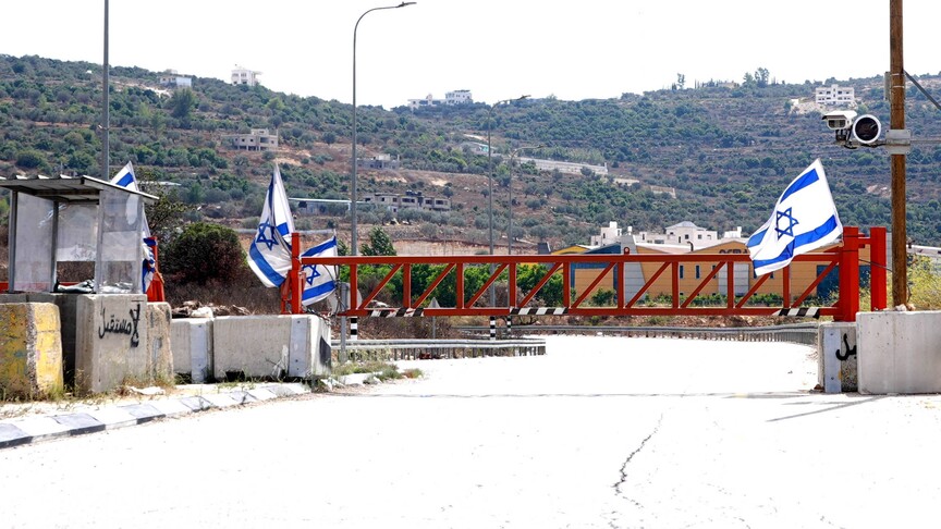 Israeli Army Closes West Bank Checkpoints and Restricts Palestinian Movement