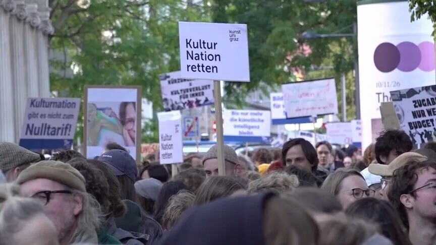 Austri  mijëra njerëz protestojnë në Vjenë kundër shkurtimeve të buxhetit për arsimin