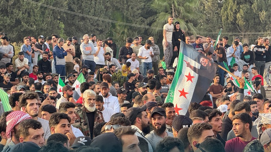 آلاف السوريين يتظاهرون في درعا رفضًا للانتهاكات الإسرائيلية
