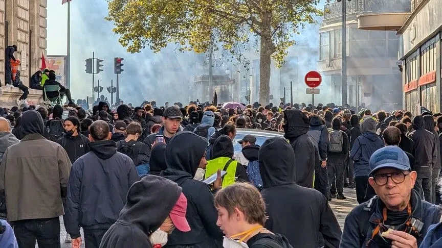  Jelekverdhët  në Francë bëjnë thirrje për protesta të reja kundër  prirjes autoritare  të qeverisë