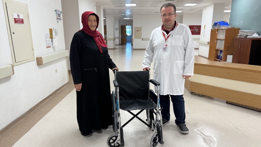 Tekerlekli sandalyeyle geldiği hastaneden yürüyerek taburcu oldu haber görseli