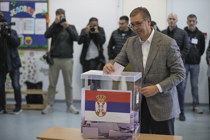 Vuçiq pas votimit në Beograd  Sot  Serbia zgjedh mes së ardhmes dhe së kaluarës