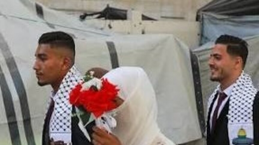 والد عروس فلسطينية علق بحاجز إسرائيلي منذ 18 ساعة: نغصوا علينا فرحتنا