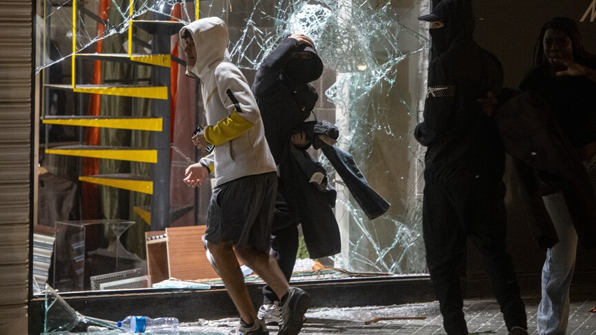 Barselona'da şiddet olaylarının yaşandığı protestolara polis müdahale etti haber görseli