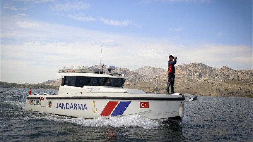 Öne çıkan: Jandarmanın "yüzen karakolu" Karakaya Barajı'nda görev başında