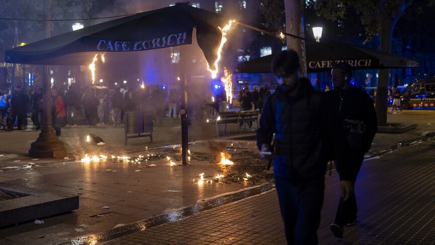 Barselona'da şiddet olaylarının yaşandığı protestolara polis müdahale etti