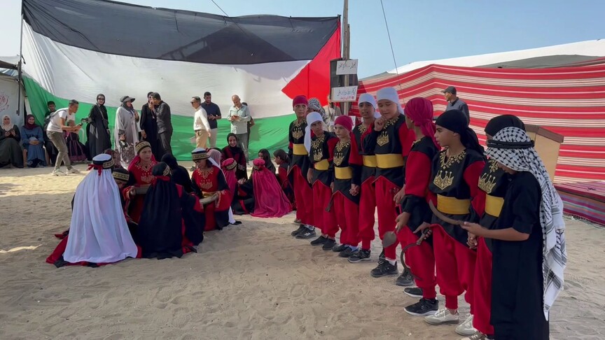رغم الحرب.. الأطفال الفلسطينيون بغزة يحيون يوم التراث بالدبكة والأهازيج