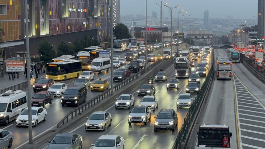 İstanbul'da akşam saatlerinde trafik yoğunluğu yaşanıyor haber görseli