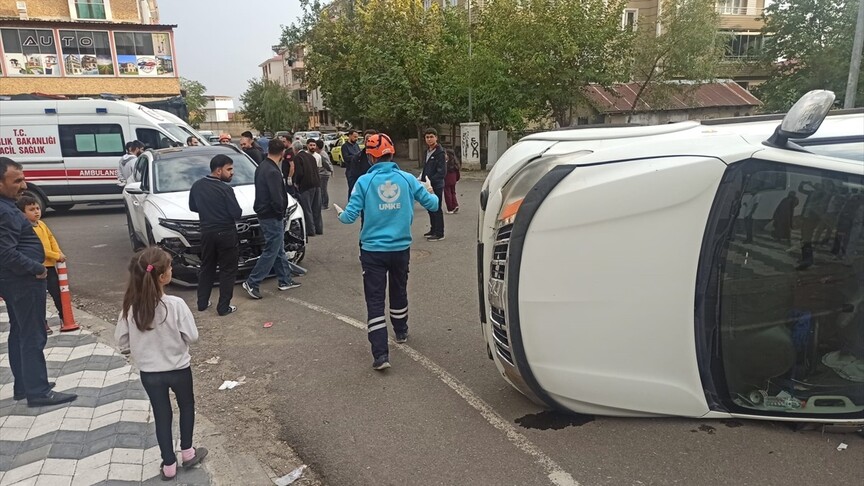 Li Bîngolê pîqab û wesayîtek li hev qelibîn, 2 kes birîndar bûn