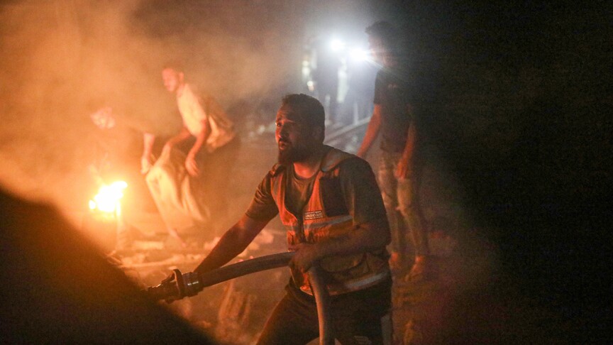 Israel burns displacement camp in Gaza, displaces 800 Palestinians