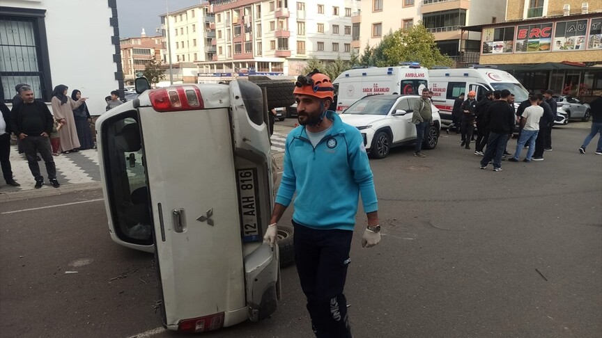 Li Bîngolê pîqab û wesayîtek li hev qelibîn, 2 kes birîndar bûn