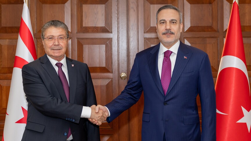 Ministrat e Mbrojtjes dhe të Jashtëm të Turqisë takohen me kryeministrin e Qiprios Turke në Ankara