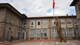 Atatürk'ün iki kez ziyaret ettiği lise yıllardır yeni nesiller yetiştiriyor