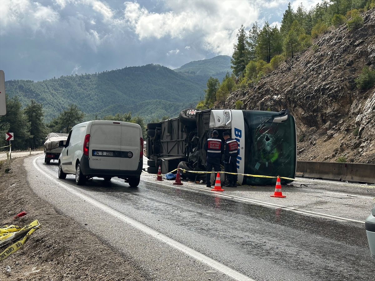 Burdur'da yolcu otobüsünün devrilmesi sonucu 1 kişi öldü, 9 kişi yaralandı 1 Burdur'da yolcu otobüsünün devrilmesi sonucu 1 kişi öldü, 9 kişi yaralandı
