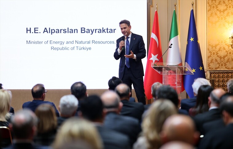Ministri turk i Energjisë  Turqia planifikon partneritet në fushën e naftës me kompaninë italiane Eni