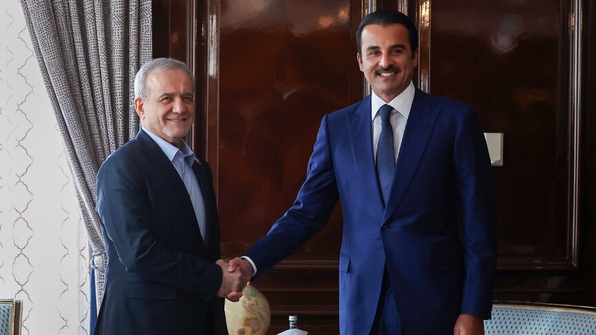 رئيس إيران وأمير قطر يبحثان تعزيز التعاون بالطاقة والعلاقات الاقتصادية