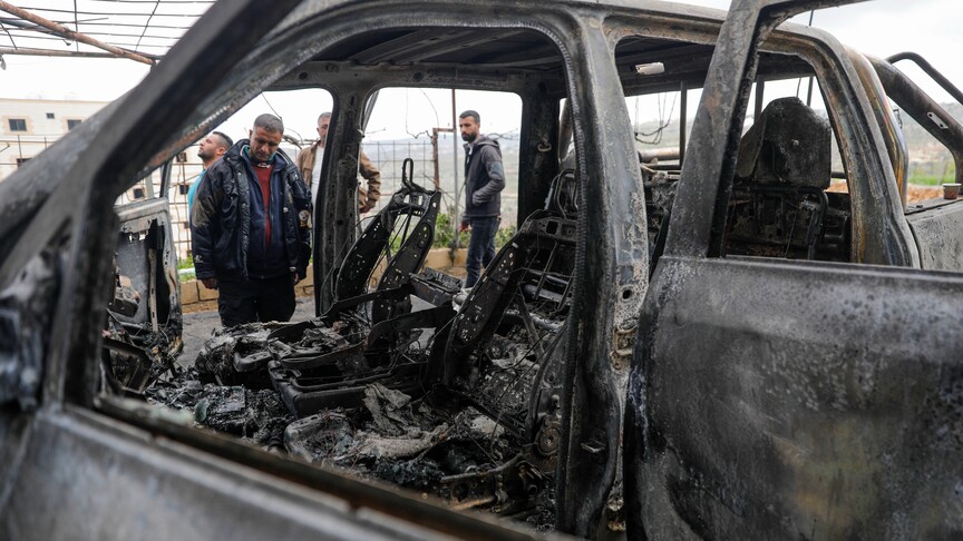 Filistin topraklarını gasbeden İsrailliler, Batı Şeria'da Filistinlilerin 3 aracını ateşe verdi