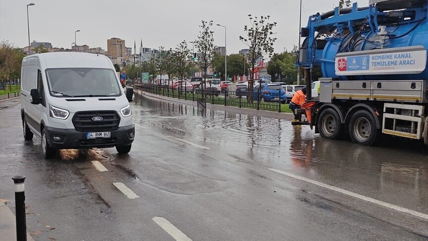 Pendik'te sağanak su baskınlarına neden oldu