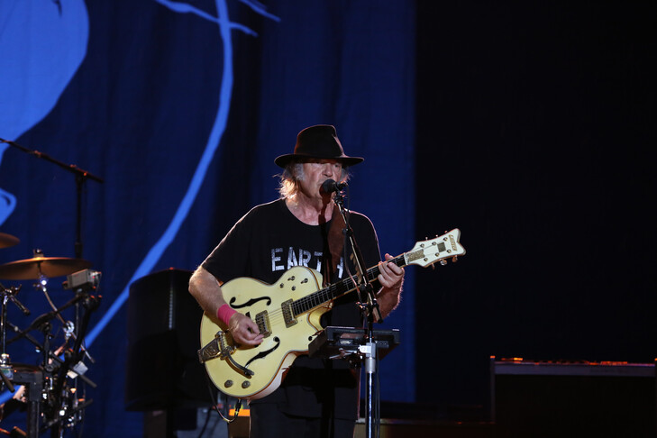 Neil Young padit komitetin për mbledhjen e fondeve të Trumpit për përdorimin e këngës  Rockin  in the Free World 