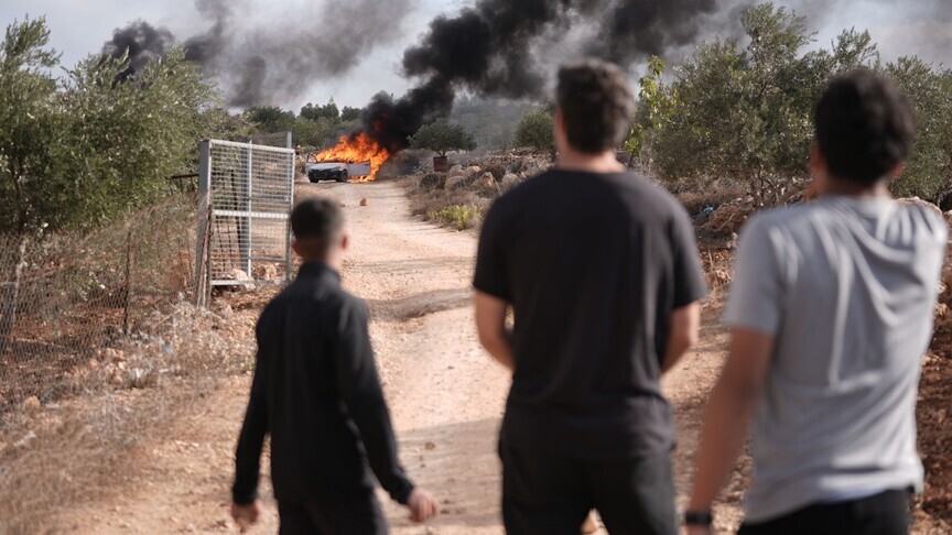 إرهاب المستوطنين.. إحراق 3 مركبات فلسطينية غربي رام الله