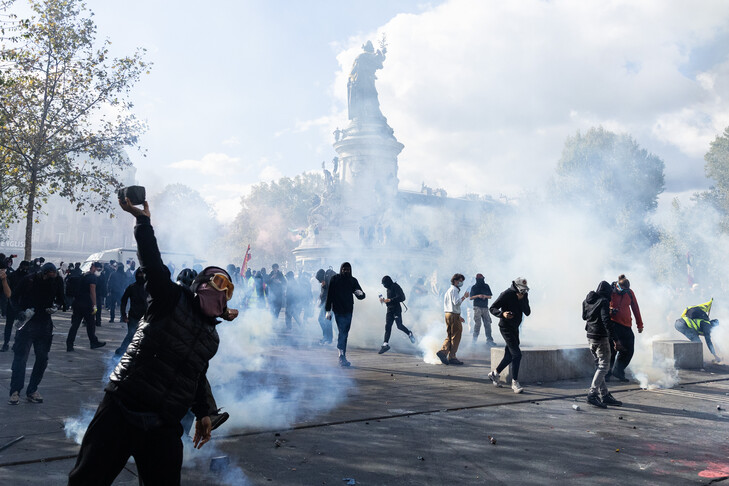 Franca konsideroi bllokimin e internetit celular dhe mediave sociale gjatë protestave