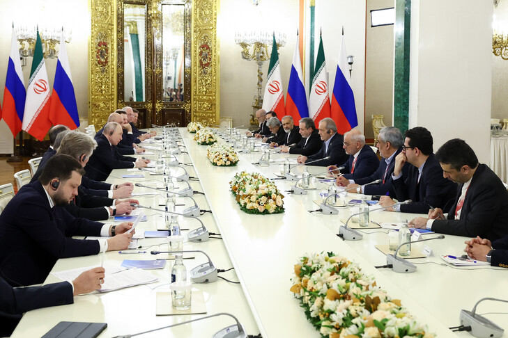 Presidentët e Iranit dhe Rusisë diskutojnë tensionet rajonale dhe marrëdhëniet dypalëshe në Moskë