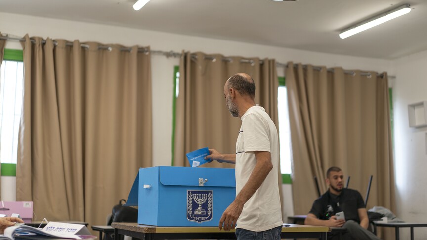 استطلاع عينات خروج بإسرائيل: تعادل معسكري نتنياهو وآيزنكوت بـ51 مقعدا
