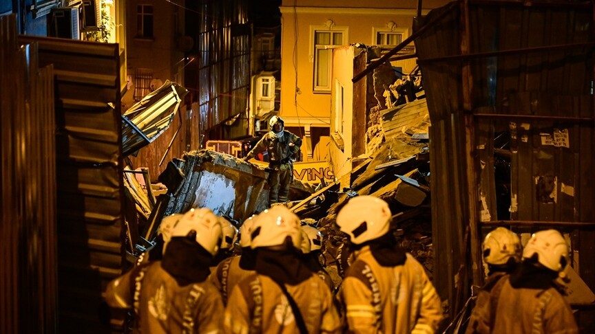 Beyoğlu'nda 4 katlı metruk bina çöktü haber görseli