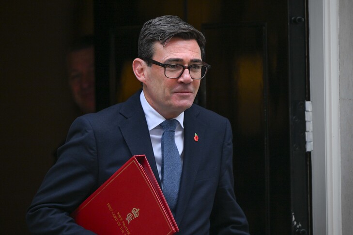 Kryeministri britanik dhe liderja e opozitës përplasen për  lirinë e lëvizjes  para samitit në Bruksel
