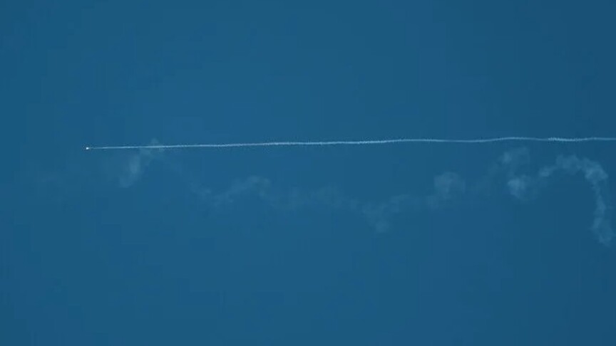 Një raketë bie pranë aeroportit të Adenit në Jemen pas kërcënimeve të Huthive për të goditur objektin