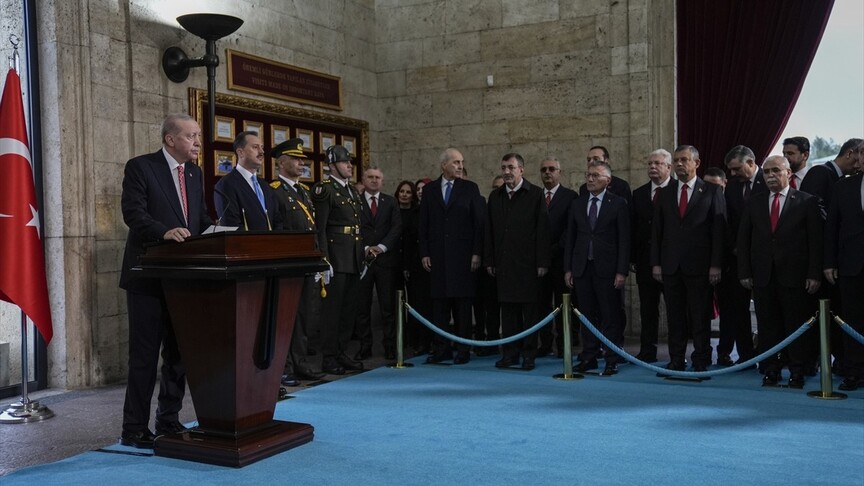 Cumhurbaşkanı Erdoğan, Cumhuriyet'in 103. yılında Anıtkabir'i ziyaret etti. Özel Defter'e yazdığı mesajda Türkiye Yüzyılı hedefini vurguladı.