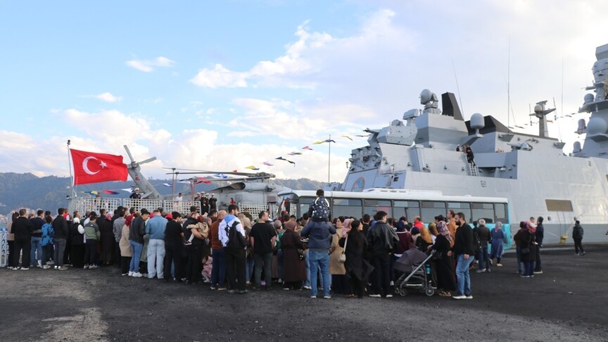 Türkiye'nin ilk milli fırkateyni "TCG İstanbul", Rize'de ziyarete açıldı