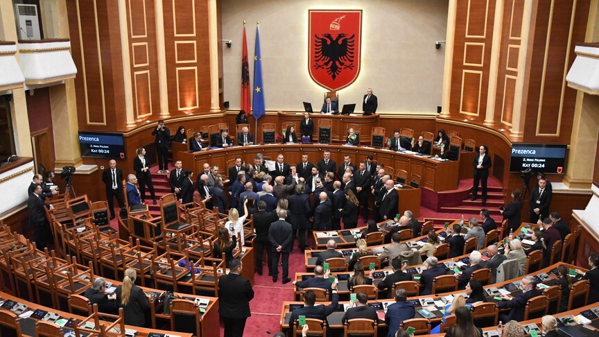 Arnavutluk Meclisinde ülkedeki gösteriler nedeniyle gerginlik yaşandı